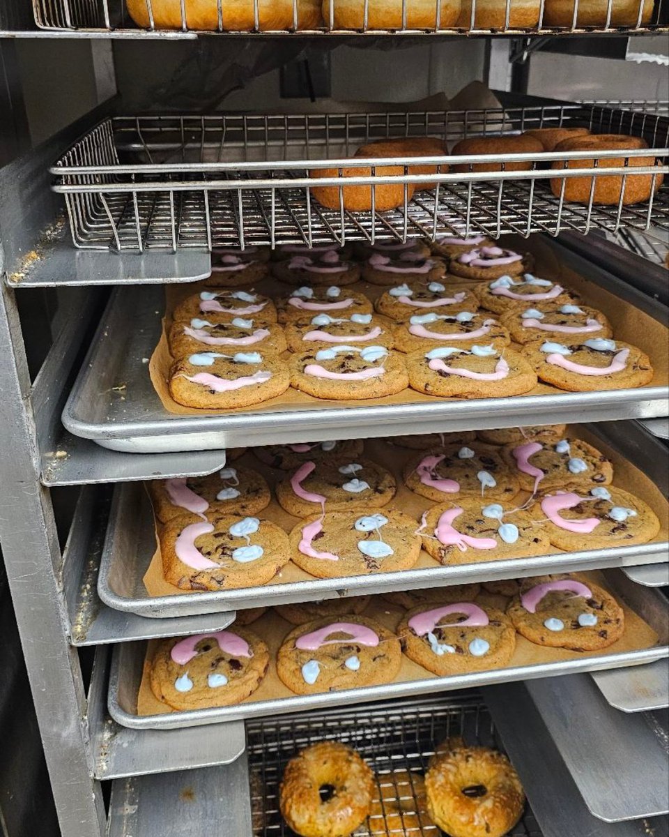 amsdigital_ca's tweet image. Happy Monday! 🍪
-
Andy took some time last week to decorate #smilecookies at Tim Hortons!
-
#timhortonssmilecookie #smilecookiedecorating #smile #timhortons #charity #localcharity