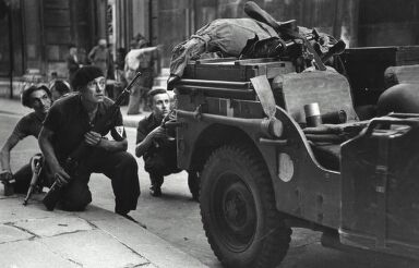 Entrées dans le domaine public cette année, une partie des photographies de Robert Capa sont accessibles gratuitement dans Gallica. 
Devenez témoins du débarquement en Normandie et de la Libération de Paris à travers son regard ! 
📸 c.bnf.fr/WGY