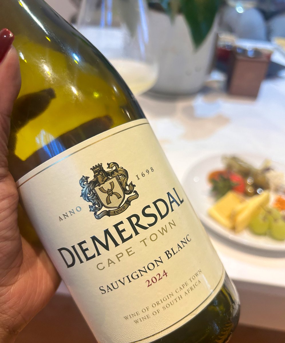 Pairing tip: Sauvignon Blanc + Mini cheese board = pure bliss 😘 . Found fave  <a href="/diemersdalwines/">Diemersdal Wines</a>  Sauvignon Blanc at <a href="/TOPSatSPAR/">TOPS at SPAR</a> and the deals are just chef’s kiss. What are you pairing tonight? Don’t forget to tag your wine moment! #OwnYourWineMoment #TOPSWineKulcha