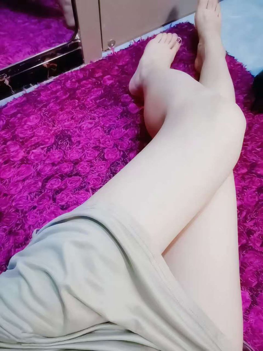 t3_xe1's tweet photo. 说刚吃完宵夜回来，脚痛，有哥哥或者弟弟帮吹吹吗 https://t.co/ByJ25QDQdb