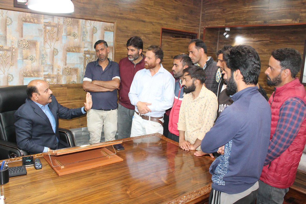 Information & PR, J&K (@diprjk) on Twitter photo Dy CM Surinder Kumar Choudhary meets delegations & individuals at Civil Secretariat, Srinagar. Issues raised include road connectivity, water supply, electricity bills, pending wages & staff regularisation. Assures timely redressal. #JammuAndKashmir #Governance
<a href="/CM_JnK/">Office of Chief Minister, J&K</a> Dy CM Surinder Kumar Choudhary meets delegations & individuals at Civil Secretariat, Srinagar. Issues raised include road connectivity, water supply, electricity bills, pending wages & staff regularisation. Assures timely redressal. #JammuAndKashmir #Governance
<a href="/CM_JnK/">Office of Chief Minister, J&K</a>