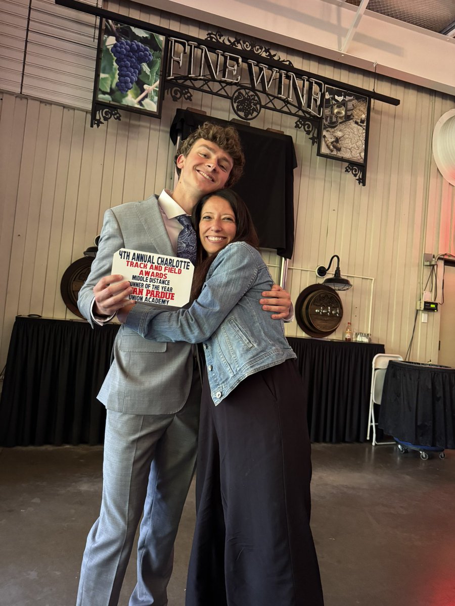 EvanParduetrack's tweet image. Thank you to @SCSportsReport for a truly great evening last night at the Greater Charlotte Area track and field awards. I won last year for Sprinter and this year I won for middle distance. So honored! Thank you!