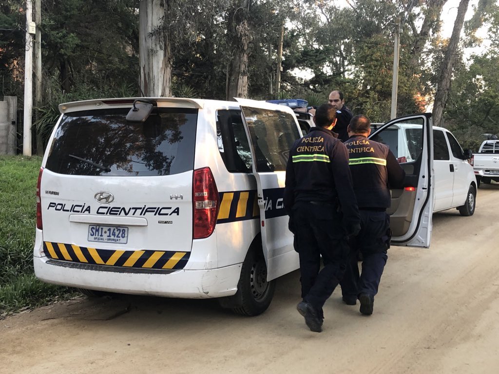 Un hombre asesinó a su pareja y a su hija en Durazno. También hirió a dos pequeñas que se encontraban en la vivienda. Luego se suicidio. Trabaja en el lugar personal de la Jefatura de Policía de Durazno y Policía Científica.