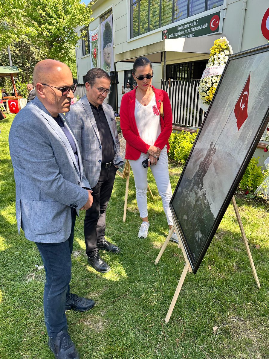 Türkiye Harp Malulü Şehit Gazi Dul ve Yetimler Derneğinin düzenlediği Şehit ve Gazilerimize vefa resim sergisindeydik. THMŞGDYD İstanbul Şube Başkanımız Önder Çelik ve sergiye katkıda bulunan sanatçılarımıza teşekkür ediyoruz. 
Şehit ve Gazi ailelerimiz kutsal emanetlerimizdir.
