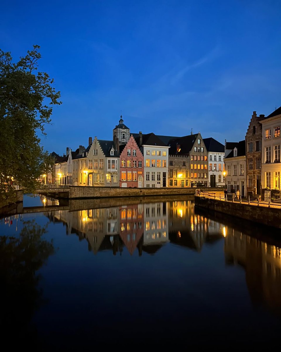 Why rush through Bruges when the real magic happens after sunset? 😉 Stay the night and immerse yourself in the city's enchanting evening ambiance. 😊🌜

📸: instagram.com/4bbrugge/