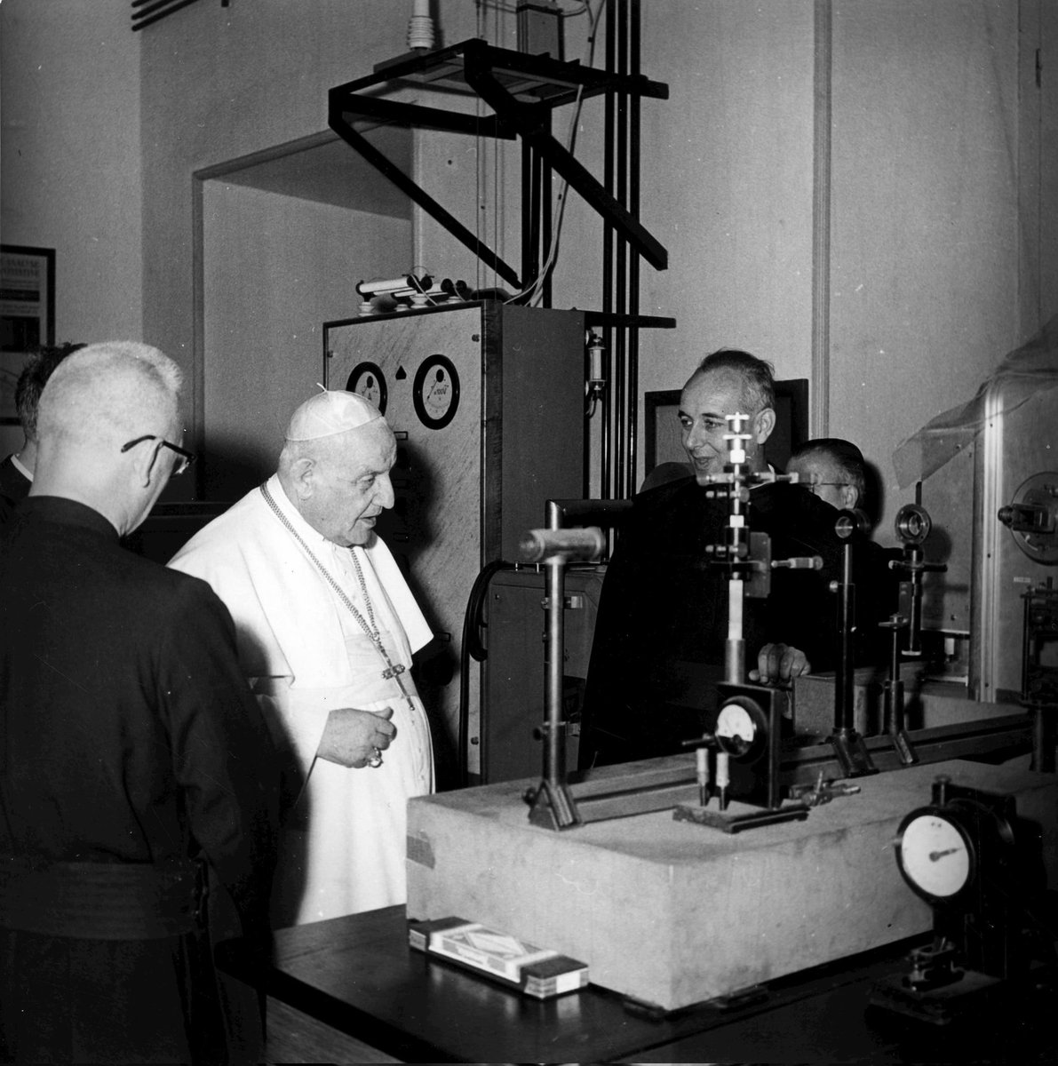 This is Pope John XXIII during a visit to the astrophysical laboratory associated with the <a href="/VaticanObserv/">Vatican Observatory vaticanobservatory.bsky.social</a>🇻🇦. The laboratory prepared the first atlas of spectral lines for elements and compounds of interest to astronomers 🔭. #Conclave2025 #Pope