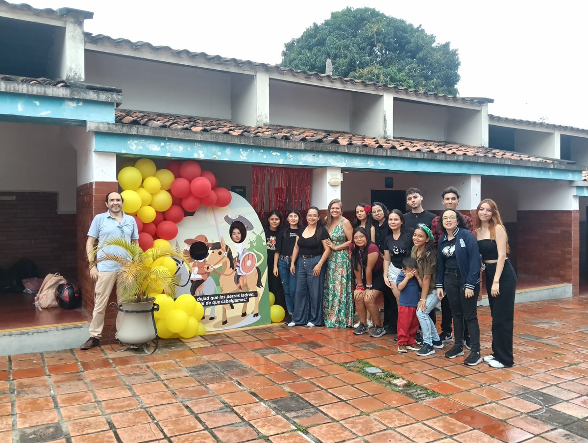 UCooperativaBga's tweet image. 📚✨ Celebramos el #DíaDelIdioma en la Ucc Campus  Bucaramanga con arte, juego, literatura y creatividad. Gracias a quienes se unieron a esta semana llena de palabras que inspiran y conectan. ¡El idioma nos une! 💬🌍 #LenguasQueConectan