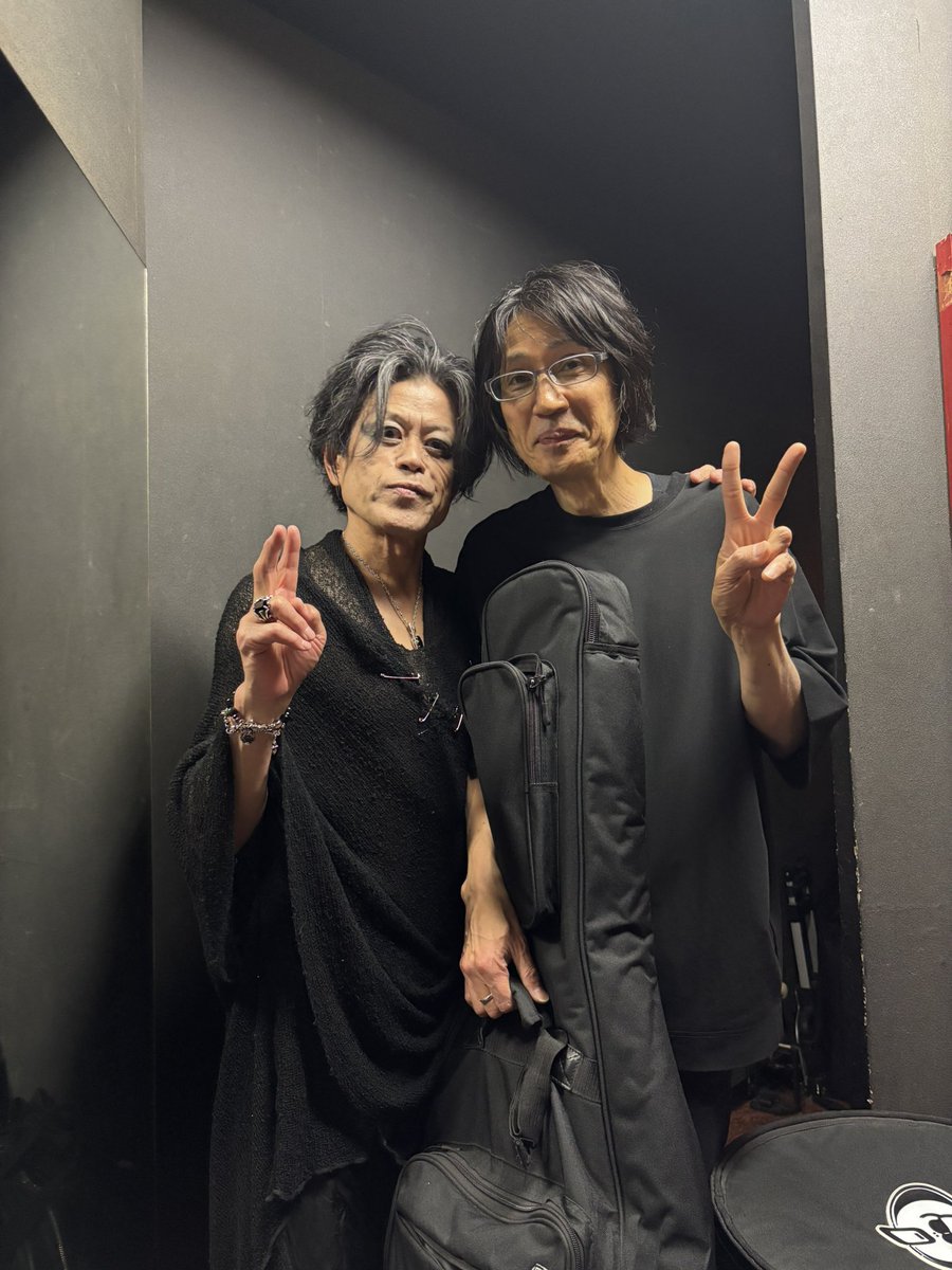 chuya_aquarius's tweet image. アレルギーでした。ルインズと割礼とでした。３バンド共に不撓不屈なり。吉田達也と宍戸幸司と1983年頃の話をしました。再会の約束もしました。Live photo by itaru watanave