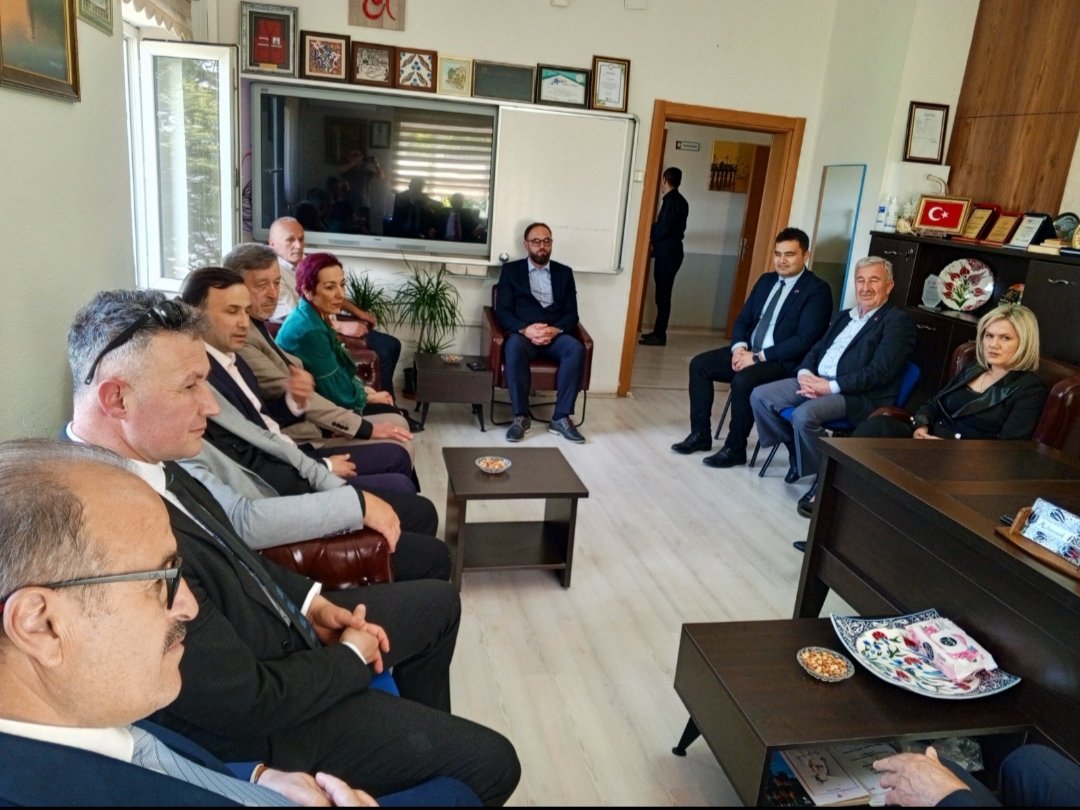 #MilliEğitimBakanlığıUluslararası
#KardeşOkulUygulamaları kapsamında #KosovaKaçanik Belediye Meclis Başkanı Kemal MURSELİ ve beraberindeki misafirlerimiz İznik'teki okullarla #KardeşOkulProtokolü için İlçe Milli Eğitim Müdürümüz Muhammet ASİL'i ziyaret ettiler.
<a href="/Muhammet_Asil61/">Muhammet ASİL</a>