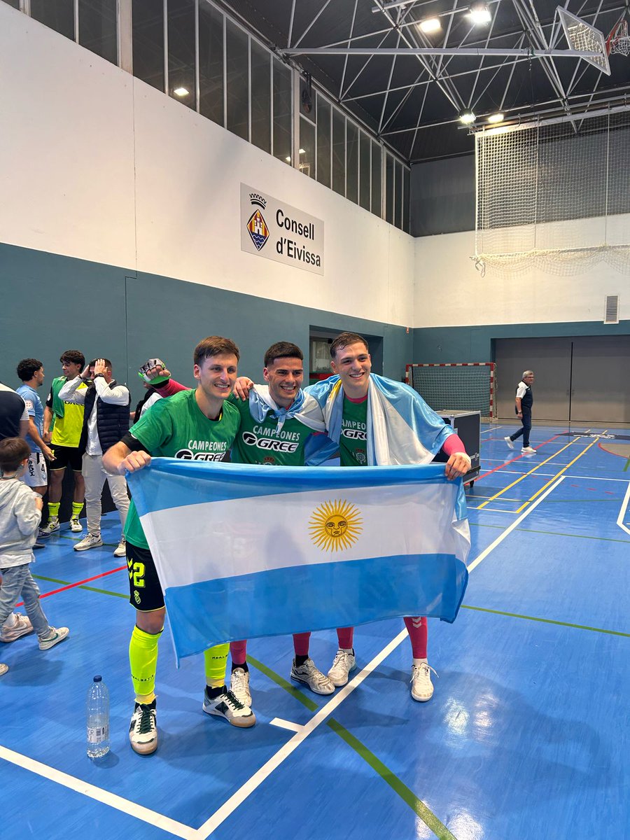 Estos tres bestias la pelearon mucho para lograr el objetivo con @RealBetisFS del ascenso a la Primera División española. Fran Spellanzon, Marquitos Ferreyra y Gonza Starna tuvieron su premio este fin de semana regresando al equipo bético a la máxima categoría. ¡Chapeau! 🔝👏🏻🅰️