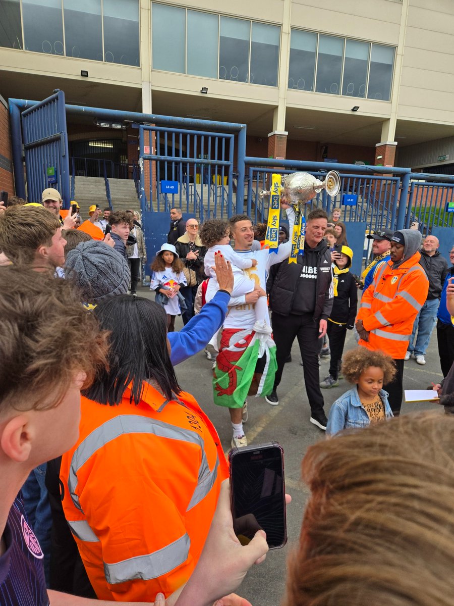 N9Hawk's tweet image. Champions #LUFC