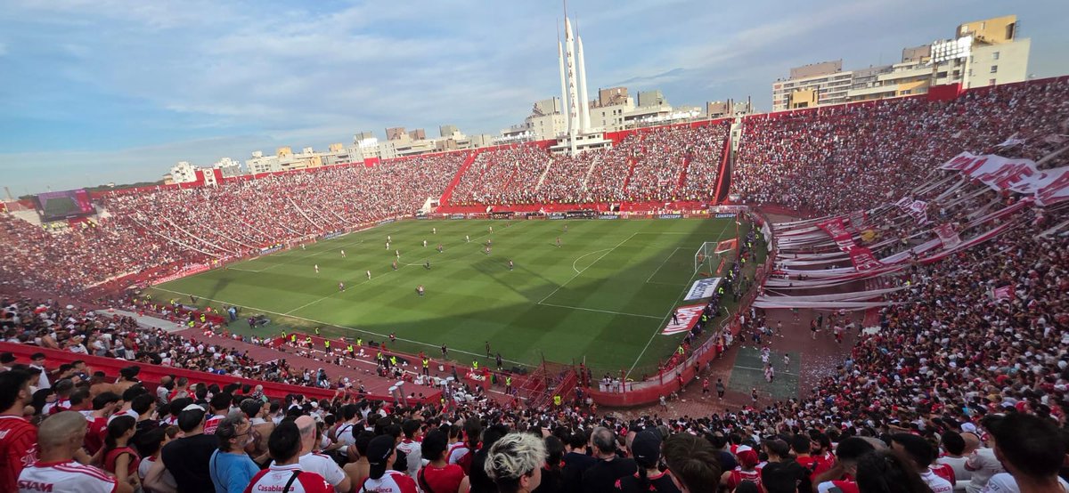 De los 11 equipos que juegan doble competencia, sólo 6 clasificaron a los 8vos de la copa de la liga: River, Racing, Lanús, Huracán, Independiente y Estudiantes. De esos 6 sólo 4 clasificaron entre los 4 primeros de su zona: Racing, Independiente, River y Huracán ➡️