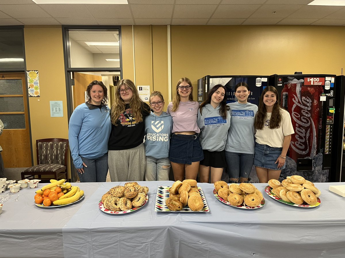 BHSedrising's tweet image. HAPPY TEACHER APPRECIATION WEEK to ALL of our INCREDIBLE educators at Burke!! Thank you to our Ed Rising members who helped put on our annual teacher appreciation breakfast this morning!! 🍎