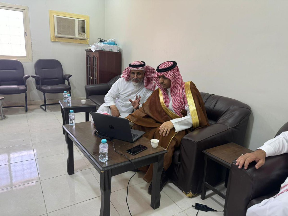 قام سعادة رئيس مركز الرايس الأستاذ/ سلطان مسند أبوربعة بزيارة لجمعية التنمية  بالرايس اطلع فيها على سير العمل  وماتقدمه الجمعية من برامج وأنشطة لخدمة أبناء المركز وكان في استقباله رئيس الجمعية/ مرشود عابد الصبحي ومديرها التنفيذي/ عايد حماد الصبحي.  وشكر الجميع على كل مايقدمونه .