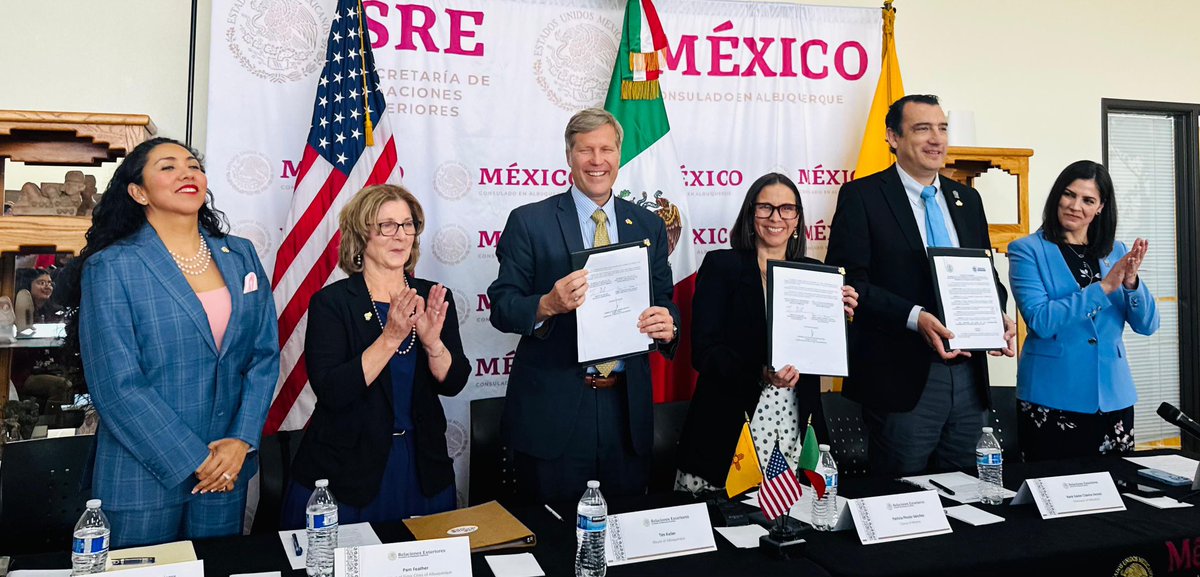 ConsulMexAlb's tweet photo. 📢 Albuquerque @cabq y Chihuahua @chihuahuampio celebran 55 años como Ciudades Hermanas 

Hoy #5demayo @ConsulMexAlb fue sede de la conmemoración del 55 aniversario del hermanamiento entre ambas ciudades.

Los alcaldes @MayorKeller  y @SoyBonillaMarco firmaron la renovación del acuerdo de hermanamiento, siendo la cónsul @patriciapinzon testigo de honor del mismo.

Este acto reafirma la fuerza de los lazos binacionales y el compromiso compartido de trabajar por comunidades más unidas, inclusivas y colaborativas a ambos lados de la frontera.

En el marco de la ceremonia, la mexicana @yuriria_morales , presidenta de Albuquerque - Chihuahua Sister Cities, fue reconocida como Mexicana Distinguida por su destacada labor a favor de la comunidad mexicana en Nuevo México y en el ámbito del desarrollo económico binacional.

#MexicanoDistinguido