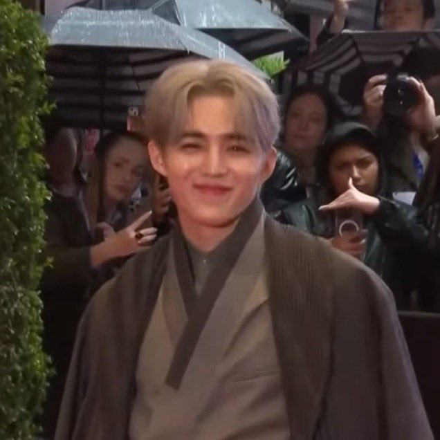 iloveboohan's tweet image. oh he knows he’s the most handsome ever 🩶