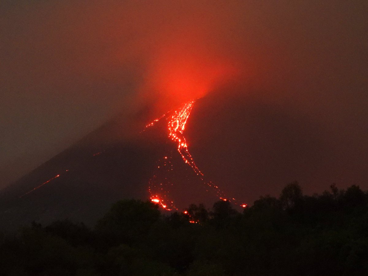 The 12th eruptive episode at the Southeast Crater of #Etna in little less than two months occurred during rather bad weather on 5 May 2025. Here are two photos that I captured of a new lava flow on the eastern side of the crater in the evening.