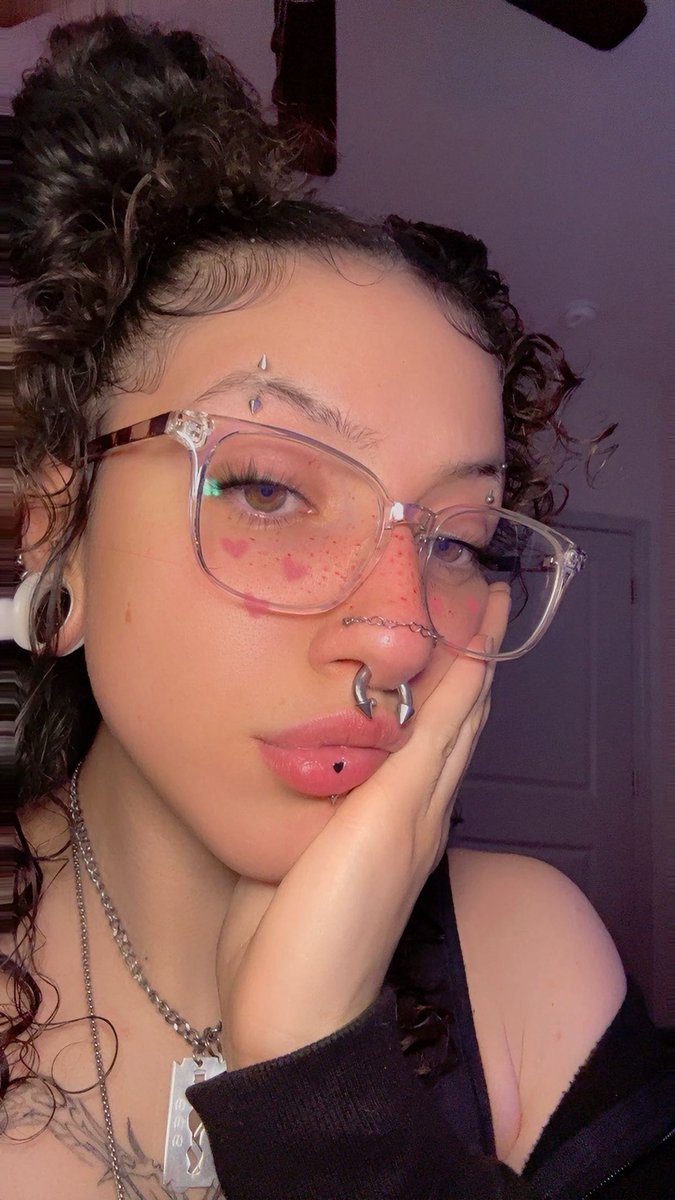 twitch.tv/luucifina
Stream time come chat 🖤🍃💜 
Continuing the Expedition today!!