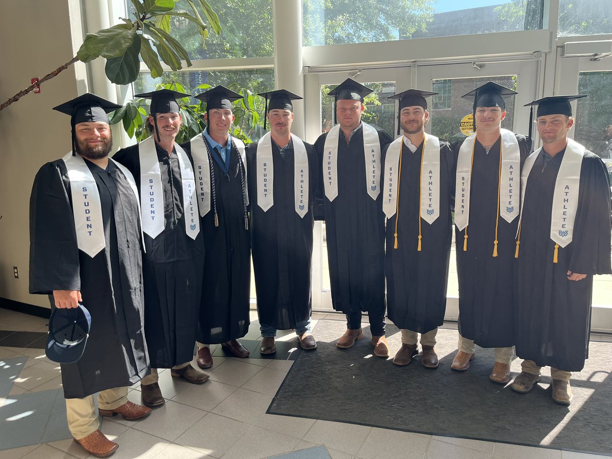 After earning the 2 seed for the SLIAC conference tournament yesterday, our 8 players were honored this morning at graduation. Thank you to those who put the ceremony together to celebrate these young men. Now time to take care of business this week in the tournament! Go Owls⚾️
