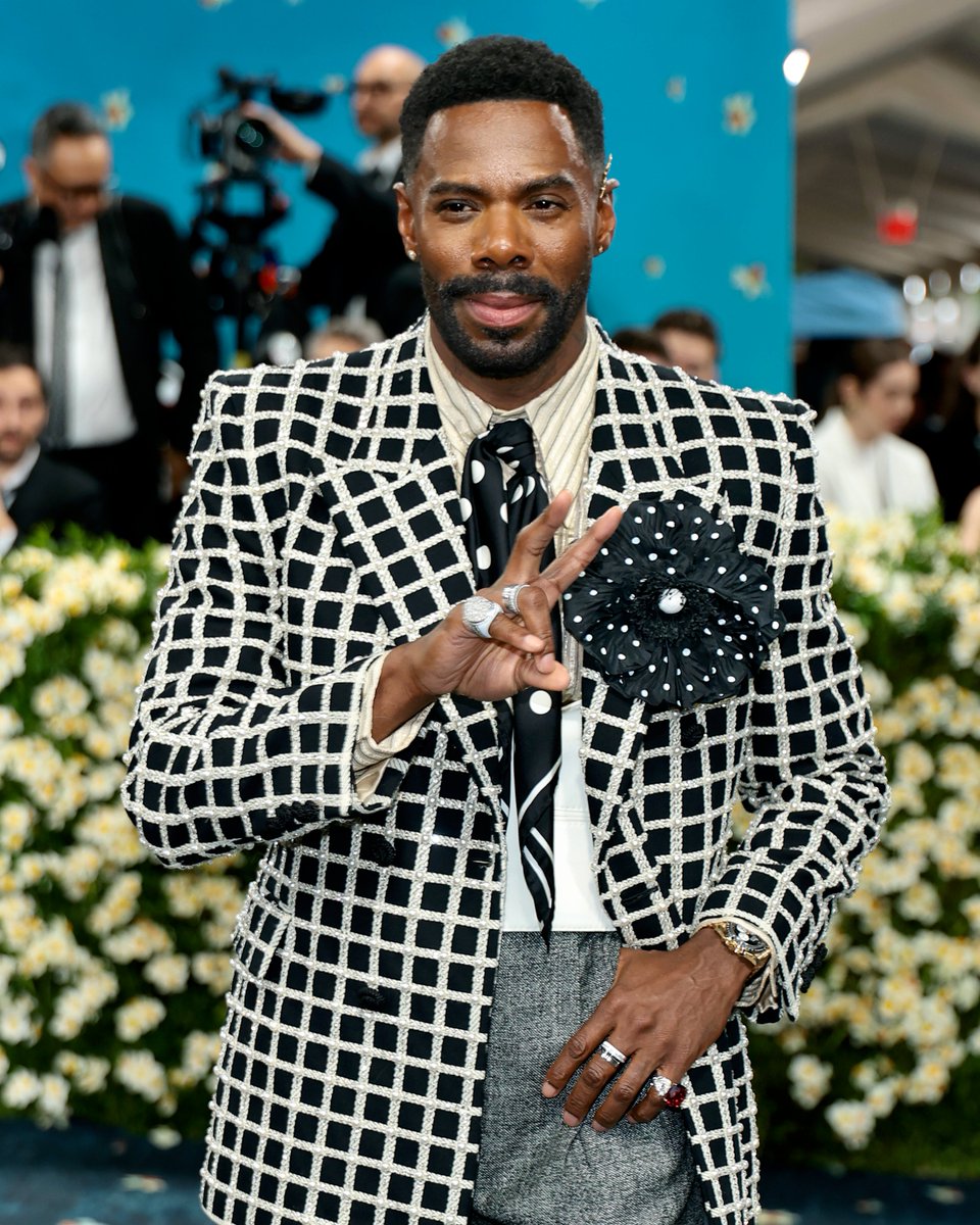 Colman never disappoints 👏 #MetGala