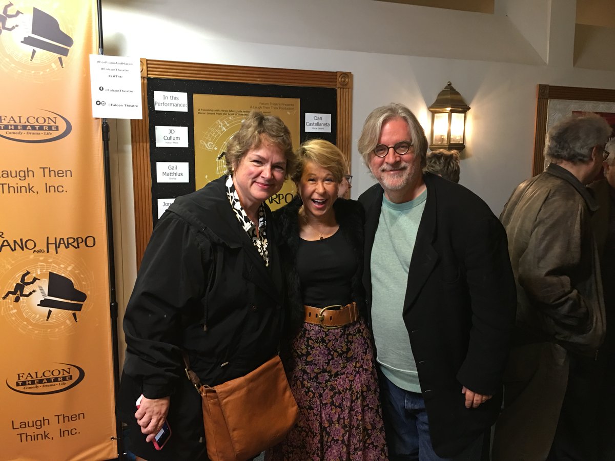 YeardleySmith's tweet image. Happy #NationalCartoonistDay to all who celebrate, but ESPECIALLY our @TheSimpsons mastermind, Matt Groening! π¨π Fun fact: to the left of me in this photo is Matt's sister, Lisa - the namesake of the one and only, and our favorite Lisa Simpson.