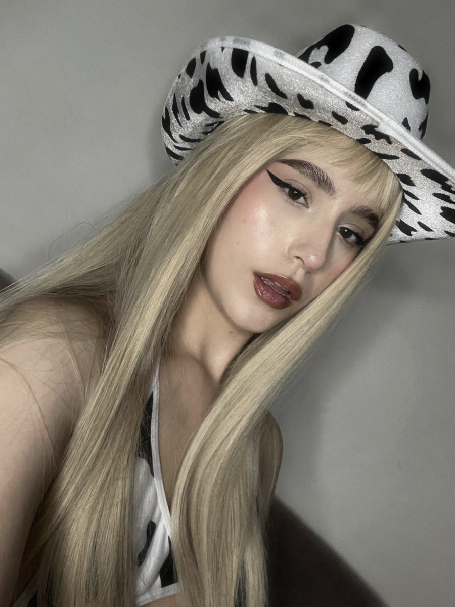 VioletNFLQueen's tweet image. watchin the nfl game and cheerin on my fav team yesss