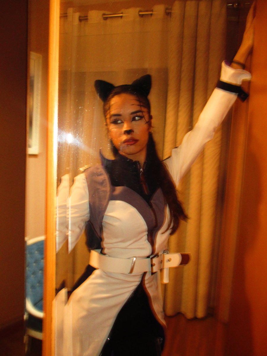 chesirebees's tweet image. me bc a piece of fabric called blake belladonna cosplay makes me the most confident and badass faunus in the planet