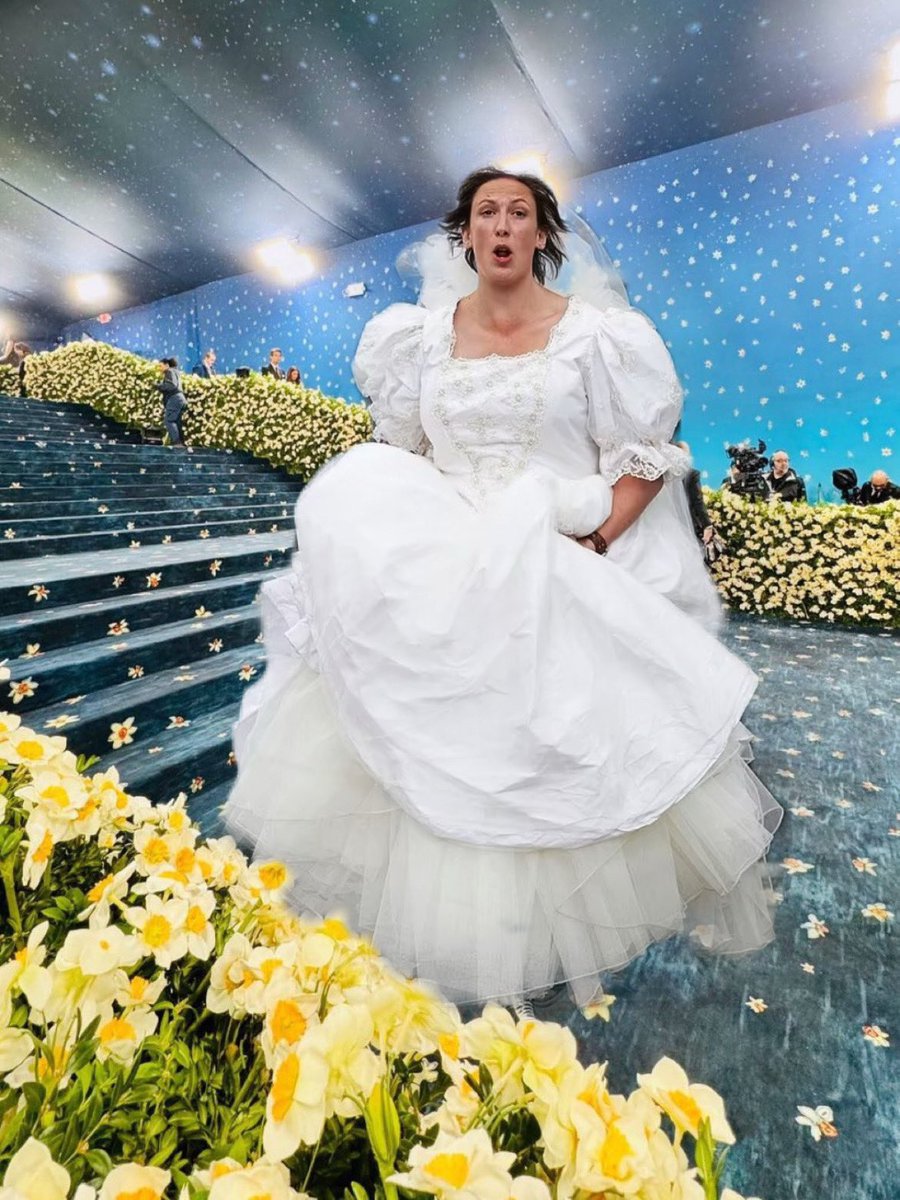 assleytearsdale's tweet image. Miranda Hart has arrived at the #MetGala2025.