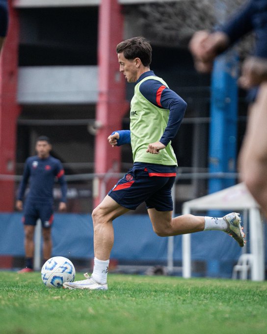 Nicolás Tripichio a la par del grupo
