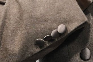 nice rounded chest, but the sleeves need to pressed on a sleeveboard. also, no buttonholes on the jacket sleeves? is the brand trying to resell this afterwards? 😕