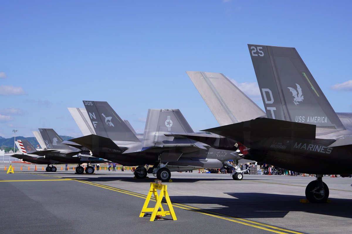 SEADORAGON96's tweet photo. F-35展示機
VMGRエプロンに展示されていたF-35達🛩️
海軍の35Cと海兵隊の35Bが並んでるだけで豪華なのに、今年はユマから飛来したWakeの姿が👀
#岩国基地 #MCASIWAKUNI #VMFA121 #VMFA242 #VMFA211 #VFA147 #岩国フレンドシップデー https://t.co/gvih7cHBvG