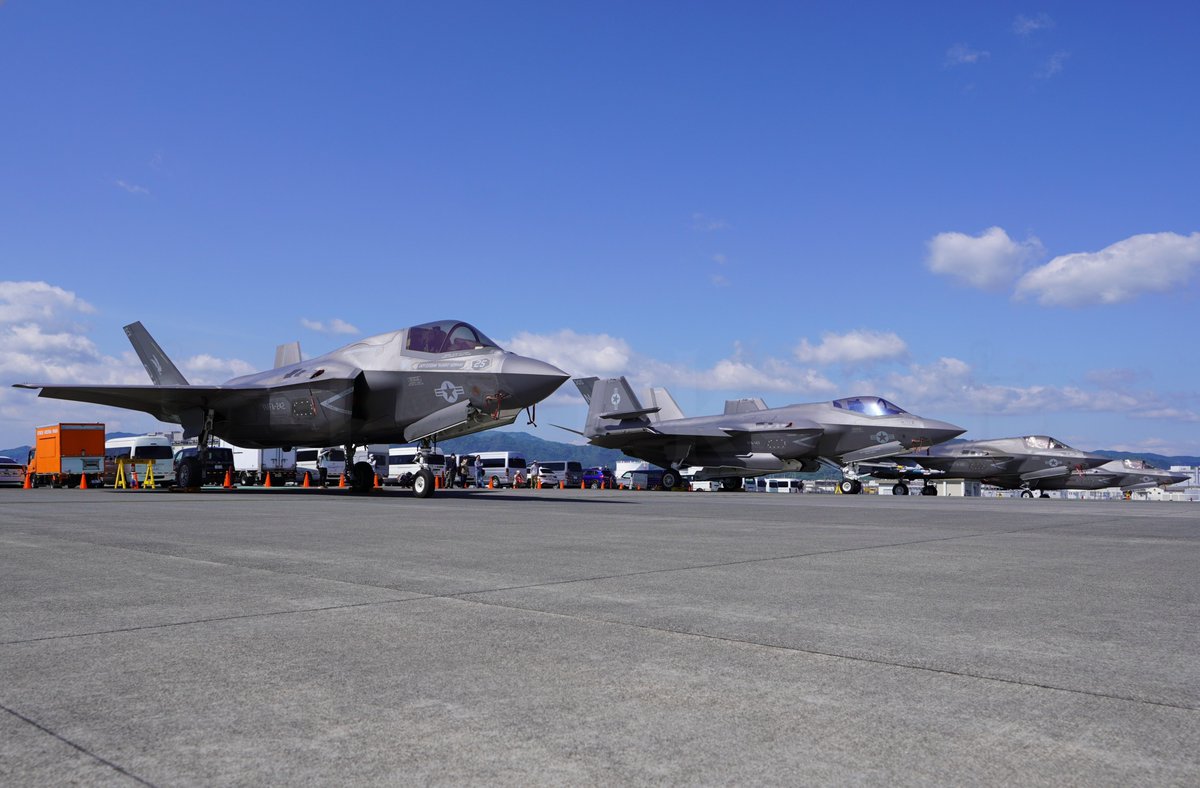 SEADORAGON96's tweet photo. F-35展示機
VMGRエプロンに展示されていたF-35達🛩️
海軍の35Cと海兵隊の35Bが並んでるだけで豪華なのに、今年はユマから飛来したWakeの姿が👀
#岩国基地 #MCASIWAKUNI #VMFA121 #VMFA242 #VMFA211 #VFA147 #岩国フレンドシップデー https://t.co/gvih7cHBvG