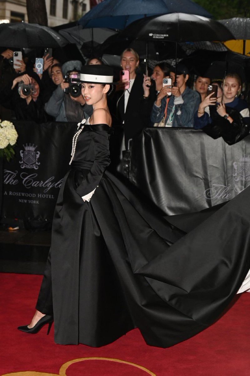 updatecharts's tweet image. JENNIE (BLACKPINK) para o #METGala 2025.