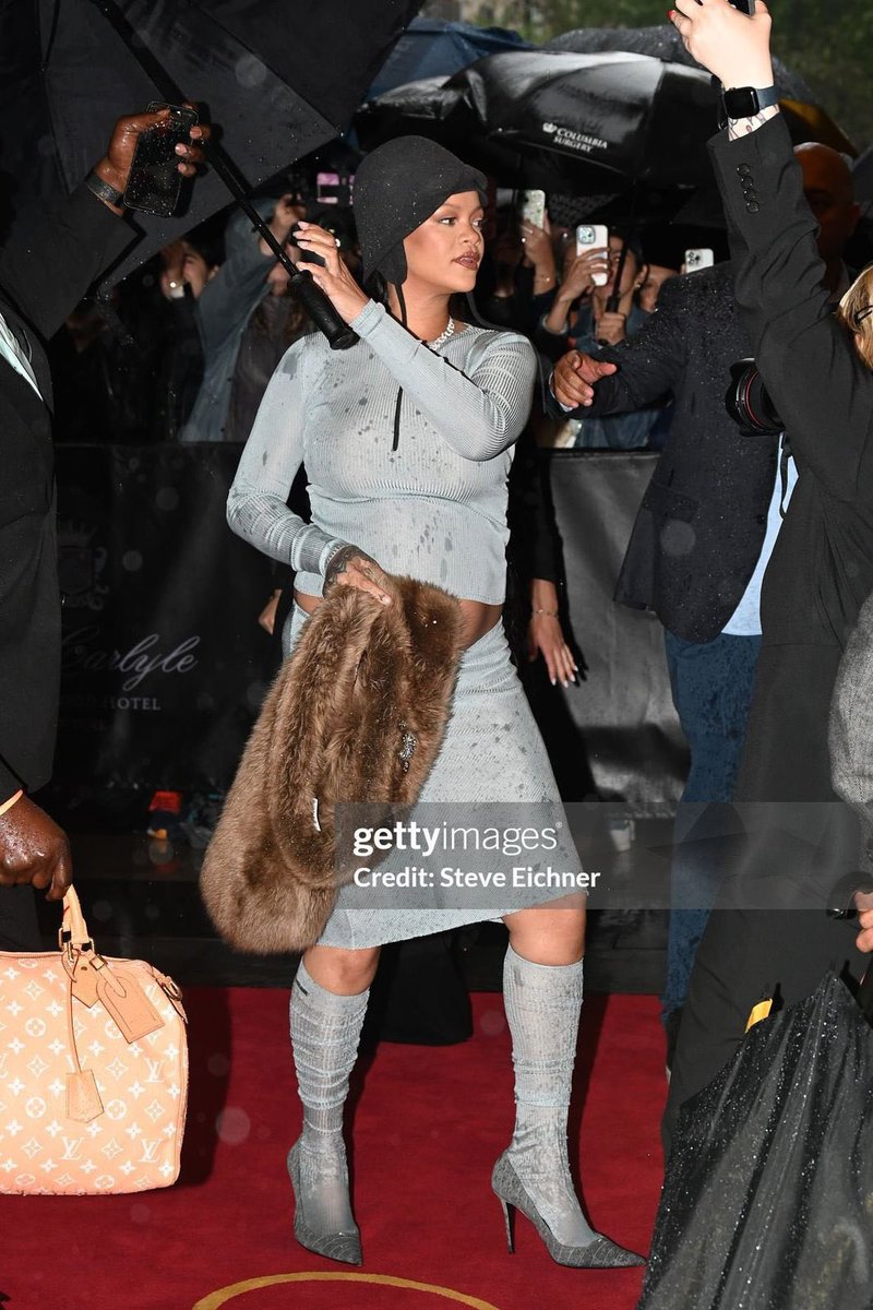 ericnfr's tweet image. RIHANNA EMBARAZADA??? tiene más hijos que álbumes  #MetGala