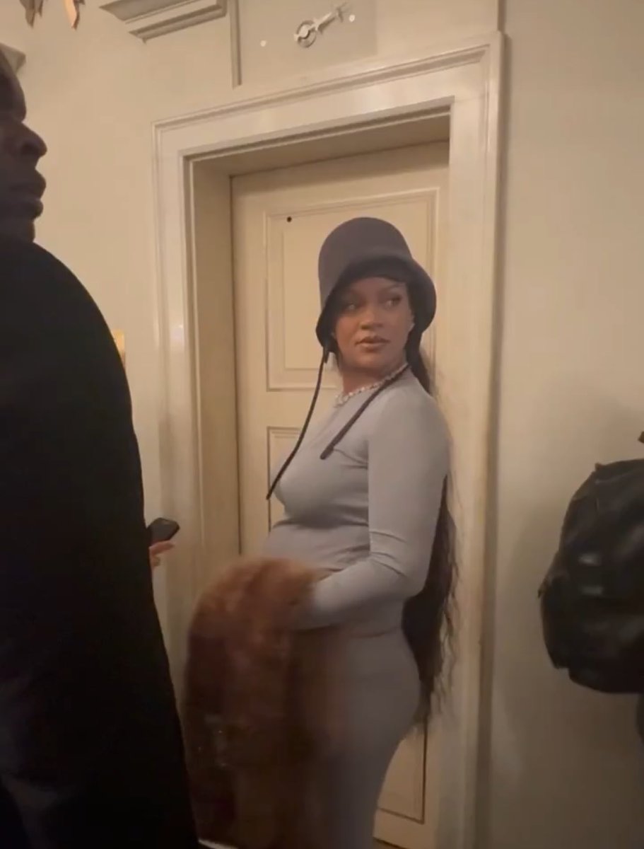 ericnfr's tweet image. RIHANNA EMBARAZADA??? tiene más hijos que álbumes  #MetGala