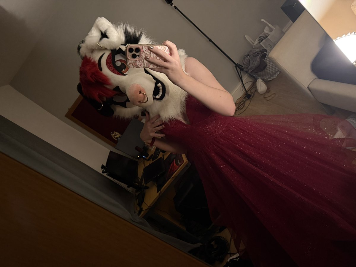 My other dress arrived! This one is much more sparkly, similar to the dogs eyelids ❤️

🧵 <a href="/Fernandfallow/">🌿Fern and Fallow𐂂</a>
