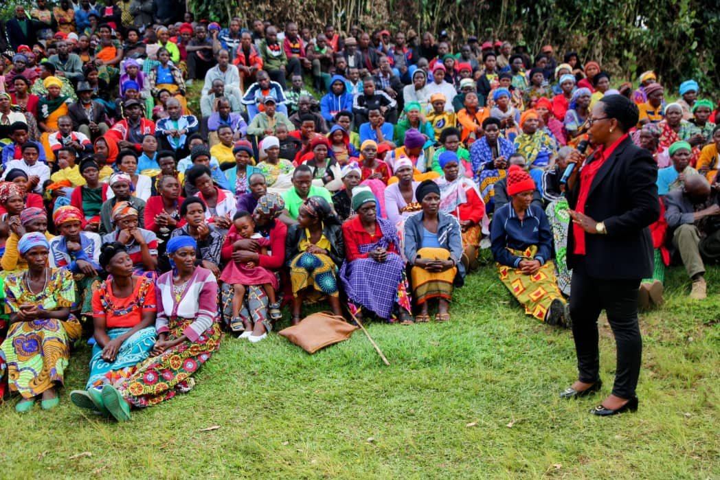Burera District (@bureradistrict) on Twitter photo DUHARI KU BWANYU: Uyu munsi,Umuyobozi w'Akarere, <a href="/MukamanaSoline/">MUKAMANA Soline/Mayor BURERA District</a> yasuye abaturage b'Akagari ka Ruyange ,muri Cyeru muri iyi gahunda igamije kurushaho kwegera abaturage hagamijwe kubasobanurira gahunda za Leta n'uruhare rwabo mu ishyira mu bikorwa ryazo no kubakemurira ibibazo. DUHARI KU BWANYU: Uyu munsi,Umuyobozi w'Akarere, <a href="/MukamanaSoline/">MUKAMANA Soline/Mayor BURERA District</a> yasuye abaturage b'Akagari ka Ruyange ,muri Cyeru muri iyi gahunda igamije kurushaho kwegera abaturage hagamijwe kubasobanurira gahunda za Leta n'uruhare rwabo mu ishyira mu bikorwa ryazo no kubakemurira ibibazo.
