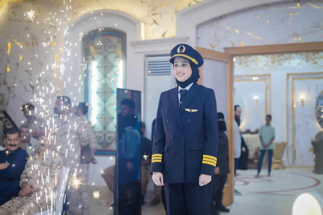 تخرجت الكابتن الطيار مريم عبدالله عبدربه في حفل تكريم كان جميل جدًا بتواجد اهلها ومحبينها، حقيقةً حاجة تدعوا لـ الفخر أن تشوف ثاني آنثى تتخرج برتبه كابتن طيار في الوطن ♥️ ..

- هنيألهم هذا الفخر ♥️