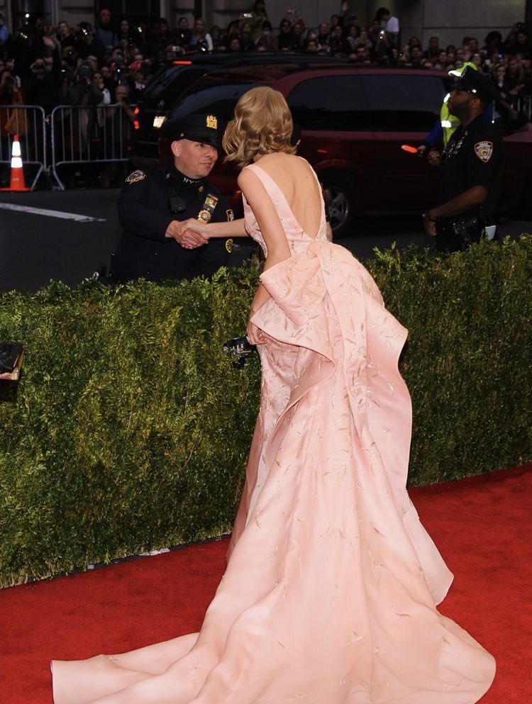 cowboylikezain's tweet photo. Remember when Taylor Swift introduced herself to the security at the Met Gala and thanked them for their service https://t.co/ECvPbBEZNs