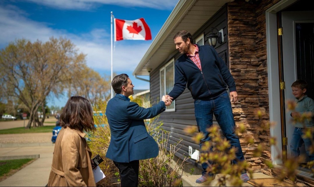JinglaiHe's tweet image. BREAKING: Pierre Poilievre is back on the campaign trail doorknocking and talking to constituents in Battle River-Crowfoot.

Ladies and Gentlemen, Pierre is BACK!