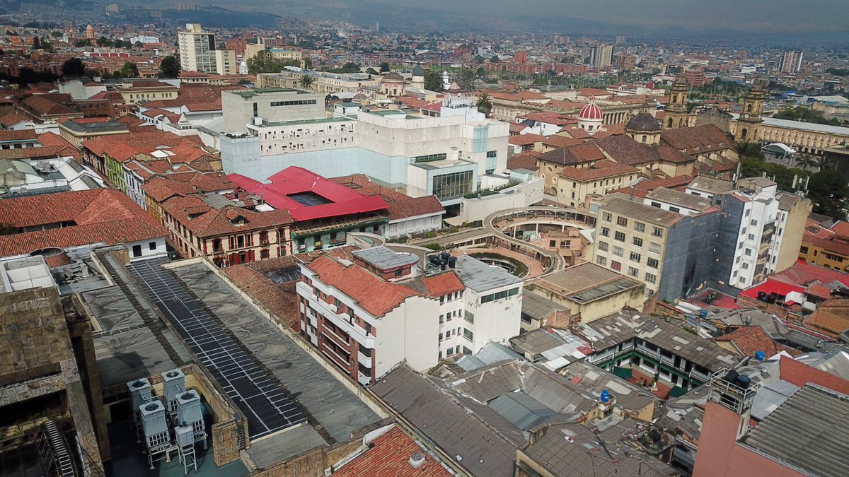 Desde que el presidente <a href="/petrogustavo/">Gustavo Petro</a> era alcalde de Bogotá no se abría una sede universitaria en la ciudad. 

El cambio tiene un antes y un después: Lo que era un edificio abandonado lleno de polvo y olvido será ahora la sede de la facultad de artes de la pedagógica

Se abren
