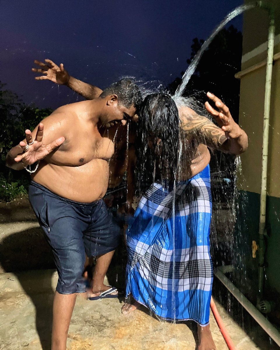 wilburworldwide's tweet photo. Cooling down with an evening pumpset kuliyal (bath!) 🥵🚿 ☀️ #VillageWay #ooru #SimpleSuperstar #lungi https://t.co/aACs06K31o