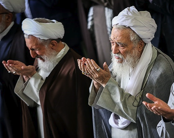 hosseinbastani's tweet photo. موحدی کرمانی رئیس مجلس خبرگان: «قوانینی تصویب شود که به افراد محجبّه پاداش و امتیاز بدهد؛ امتیاز‌هایی مانند بخشودگی جرائم رانندگی و بخشودگی مالیاتی.»
عادت یک «طبقه» بهره‌مند به «بخشودگی مالیاتی» و «بخشودگی جرائم»، طبیعتا بر «جنس» توصیه‌هایش در مورد بیت‌المال هم تاثیر می‌گذارد. https://t.co/kk9shDt3AI