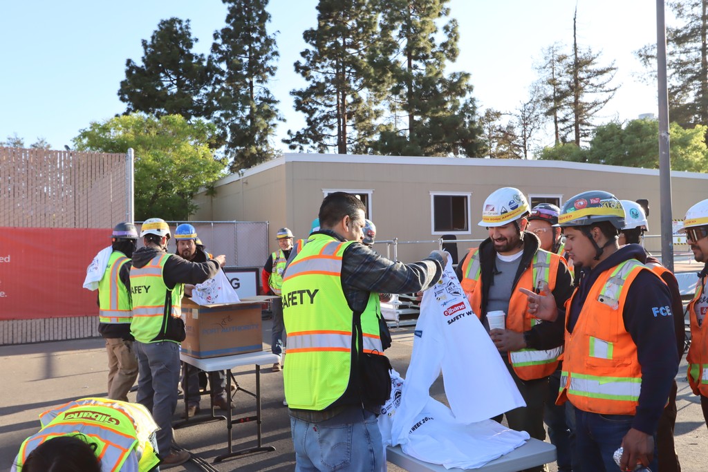 Happy #ConstructionSafetyWeek! 🦺 We kicked off with a great breakfast with Gilbane at a leading semiconductor facility, followed by an insightful fall protection talk from Enviro Safetech. At Therma, safety is not just a priority—it’s a core value that drives everything we do!