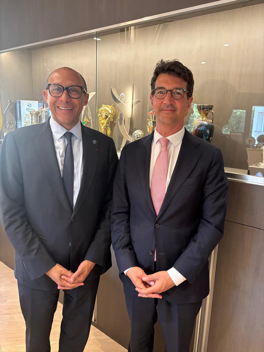 Avec <a href="/PhilippeDiallo/">Philippe Diallo</a>, président de la <a href="/FFF/">FFF</a>, pour avancer sur des actions concrètes contre les LGBTphobies dans le sport.

Avec plus de 2 millions de licenciés, le football peut être un moteur puissant du combat pour l’égalité et l’inclusion, sur le terrain comme en dehors ⚽️🏳️‍🌈