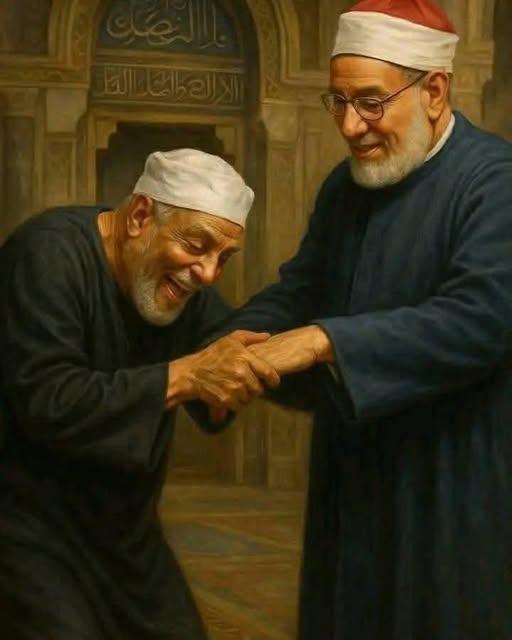 لماذا ضحك الشيخ الشعراوي على الشيخ جاد الحق في مسجد الإمام الحسين؟
رغم إن الشيخ محمد متولي الشعراوي كان يكبر الشيخ جاد الحق علي جاد الحق (شيخ الأزهر الأسبق) بست سنوات، إلا إنه كان دائمًا يصر على تقبيل يده في كل مكان وزمان.
كان الشيخ جاد الحق يحاول في كل مرة منعه…
لكن