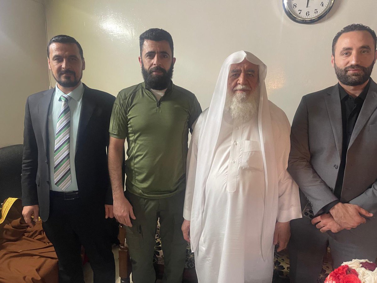 alfarookayoop's tweet photo. في حضرة الشيخ الفاضل والجليل الشيخ عدنان العرعور
@AdnanAlarour 

 حفظه الله في مدينة حماة 
أين ضباطا الأسد؟
أين المحققين؟ 
أين رؤساء الأفرع؟ 
أين أكابر المجرمين؟ 
هاهو العرعور في مدينته حماة كالأسد في عرينه  وهانحن في ضيافته 
كل الشكر للأخ أبو عبيدة الحموي على حسن ضيافته وكرمه https://t.co/kKRCsVZsyj