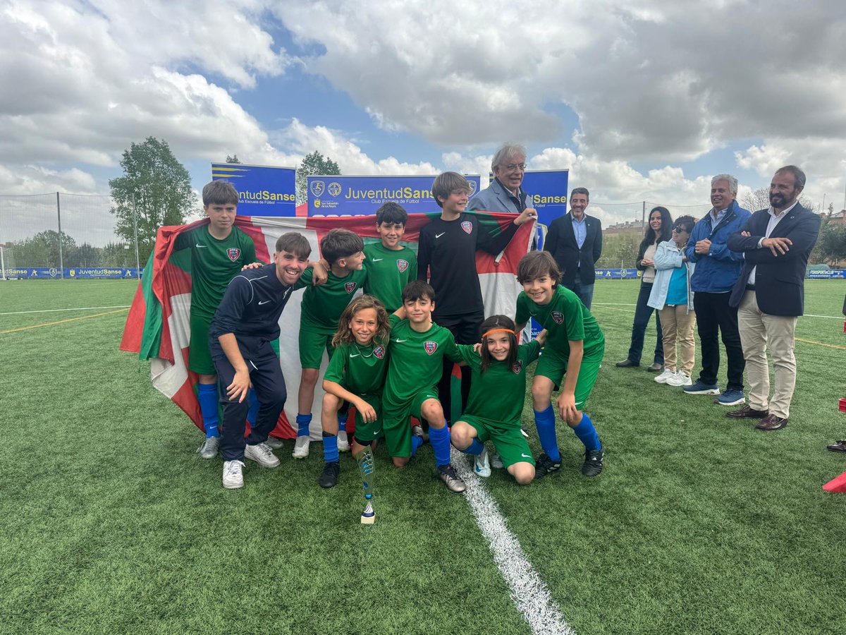 SDLEIOAoficial's tweet photo. 🏆 Nuestros 2013 participaron el pasado puente en el torneo 𝐃𝐢𝐞𝐠𝐨 𝐀𝐥𝐜𝐚𝐥𝐚 𝐑𝐢𝐯𝐞𝐫𝐨 . 

🥈 El 2013A quedó subcampeón de la fase oro, goleando al Rayo Vallecano y perdiendo la final contra el Getafe. 

🥇 2013B quedó campeón de la Fase Plata contra el Juventud Sanse. https://t.co/FHJByAYFBh