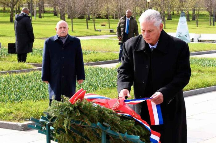 💐Presidente cubano rindió homenaje a defensores de Leningrado.

🔗 acortar.link/sTD2rn