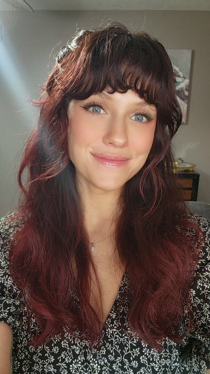 Hey hi! I'm going live to play The Isle! Come join me! ♡ 
twitch.tv/skydaddi